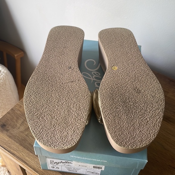 Seychelles Coney Island Light Gold Metallic Sandals - Picture 4 of 4